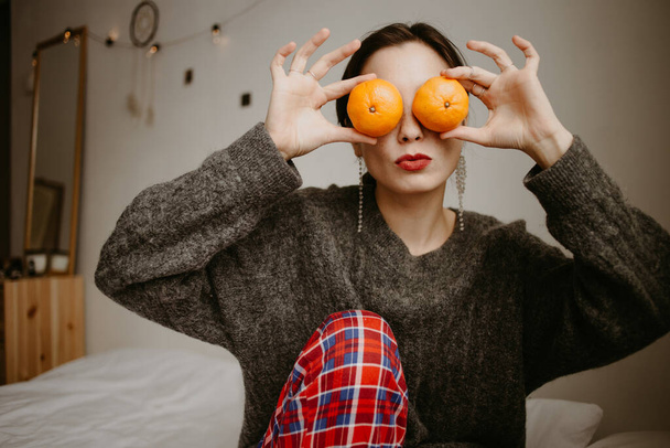 žena s mandarinkami doma - Fotografie, Obrázek