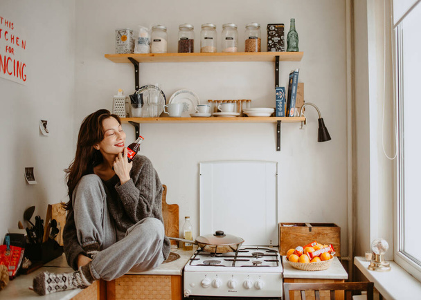houkutteleva nainen yksin kotona keittiössä - Valokuva, kuva