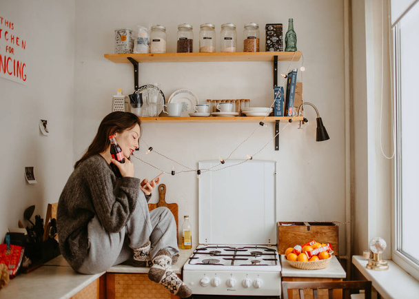 attractive woman alone at home on the kitchen - Foto, afbeelding