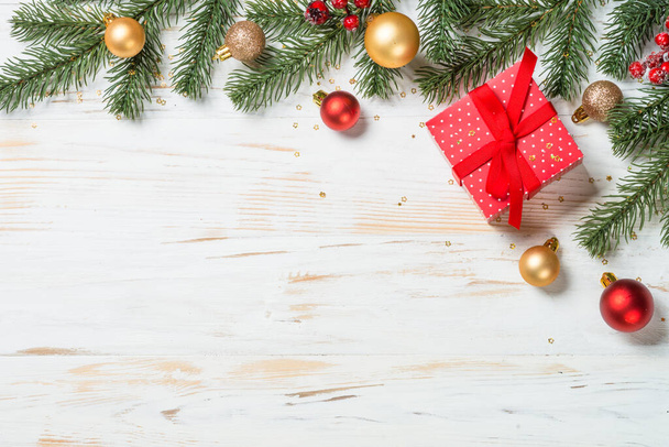 Scatola regalo di Natale con nastro rosso e decorazioni natalizie. - Foto, immagini