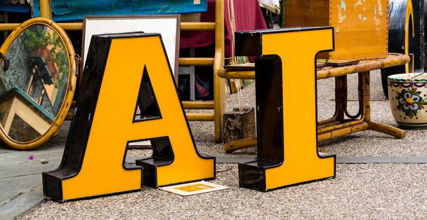 Grandes lettres jaunes au marché antique
  - Photo, image