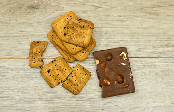 Traditionele zelfgemaakte chocolade biscuit en hazelnoot bar. Typisch koekje voor namiddag koffie of thee op houten tafel - Foto, afbeelding