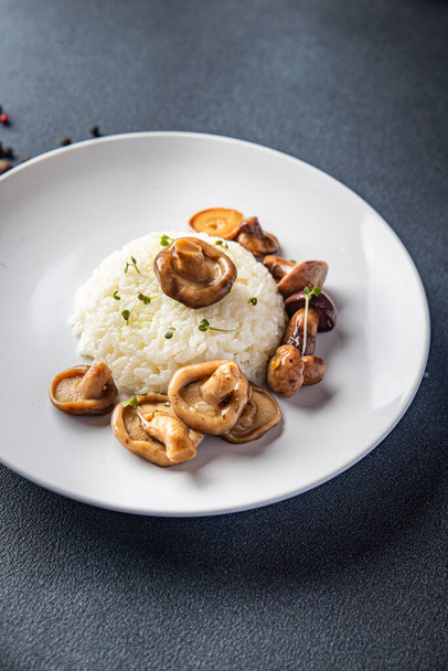 rizottó gomba rizs étkezés gomba snack az asztalon másolás tér élelmiszer háttér  - Fotó, kép