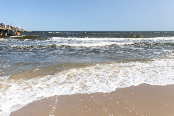 Хвилі на чудовому приморському курорті Зінновіц на острові Узедом оточують великий пірс. - Фото, зображення