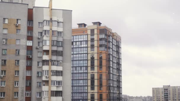 νέα πολυώροφα κτίρια σε συννεφιασμένο καιρό - Πλάνα, βίντεο