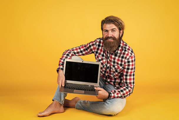 high quality. Distance learning. feel the success. work from home while coronavirus quarantine. portrait of hipster man working on his laptop. self-isolation. happy man won in lottery - Фото, зображення
