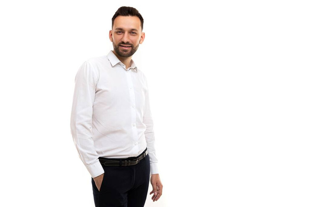 portrait d'un jeune homme d'affaires prospère en chemise blanche sur fond blanc, Concept de démarrage et et et opportunités d'affaires - Photo, image