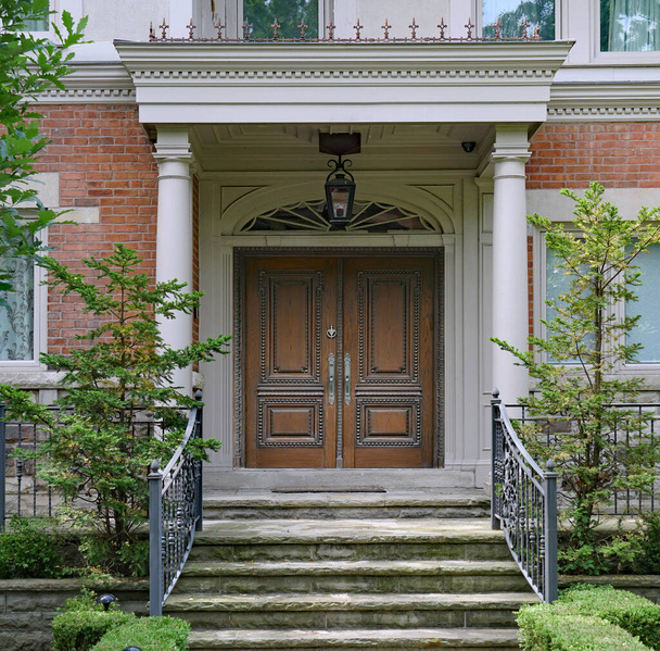木の穀物の二重ドアとポルティコにつながる石段とエレガントな家の入り口 - 写真・画像