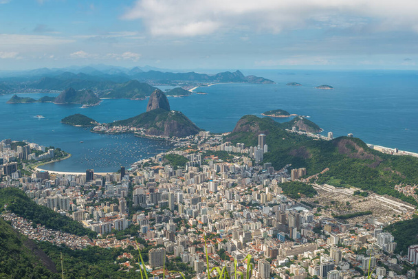 Вид Рио-де-Жанейро и горы Сахарная Голова с колокольни горы Корковадо - Рио-де-Жанейро, Бразилия - Фото, изображение
