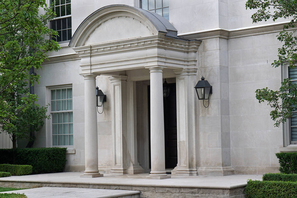 dom frontowe drzwi z kamiennych kolumn i portico - Zdjęcie, obraz