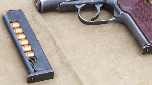 Stará sovětská makarovská vojenská pistole s municí - Záběry, video
