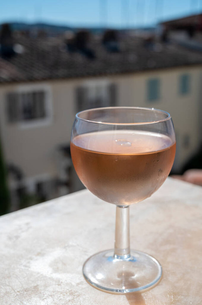 Drinken van lokale koude rose wijn op balkon in de zomer Provence, Var, Frankrijk - Foto, afbeelding