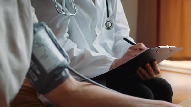認知できない医師高齢患者の室内血圧を測定 - 映像、動画