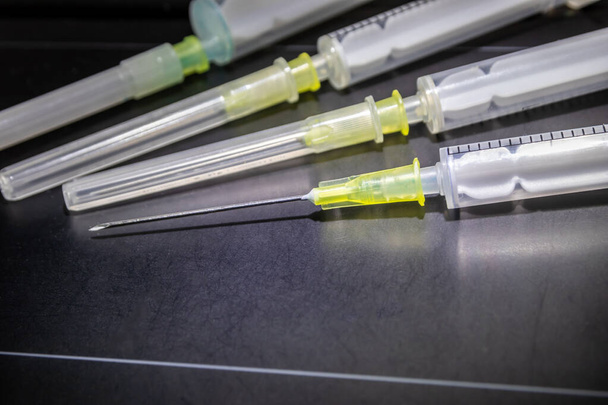 Novas vacinas médicas prontas para injeção com seringa e vacina para injetar a cura para a imunização em pacientes doentes e fracos para curar seus sofrimentos e doenças apoiadas pelo sistema de saúde corona - Foto, Imagem