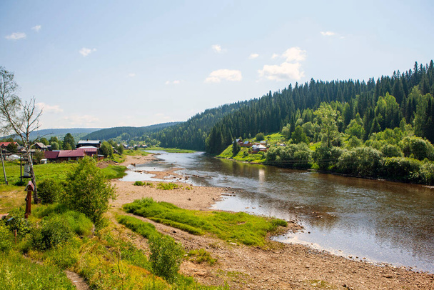 Usva Nehri 'nin pitoresk kıyısında. Usva köyü. Perma Bölgesi. - Rusya. 22 Haziran 2021 - Fotoğraf, Görsel