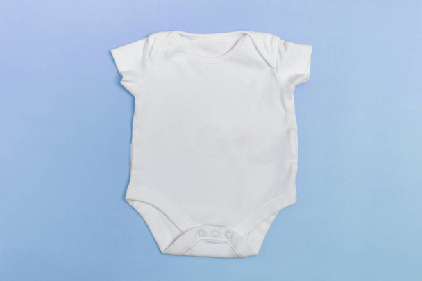 Modèle de corps de bébé, blanc sur un fond coloré. Ferme là. Bannière - Photo, image