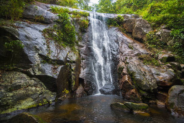Vue de la belle Cachoeira da Feiticeira (chute d'eau de la sorcière) à Ilha Grande - Ilha Grande, Angra dos Reis, Brésil - Photo, image