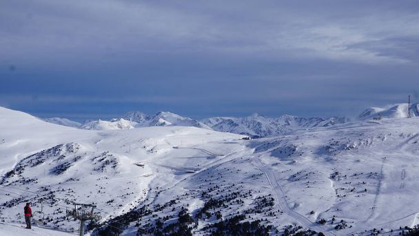 Imágenes nevadas de las montañas y pistas de esquí de Andorra en diciembre 6, 2021 - Foto, imagen