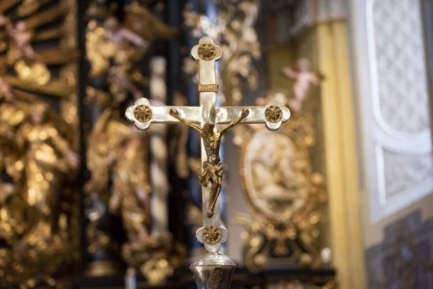 Ісус Христос висить на хресті, символ страждання в християнській релігії. - Фото, зображення