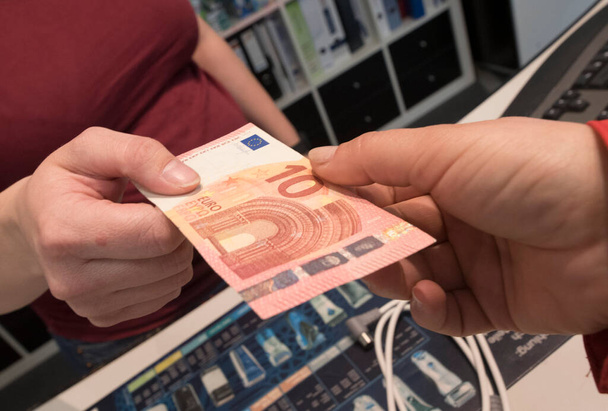 tien eurobankbiljet, munteenheid in de Europese Unie, bedrijfsleven en financiën - Foto, afbeelding