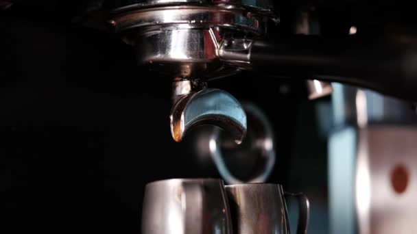 Close-up van Espresso machine maken van koffie in pub, bar, restaurant. Professionele koffie zetten. Cafetaria Restaurant Service Concept. slow motion - Video