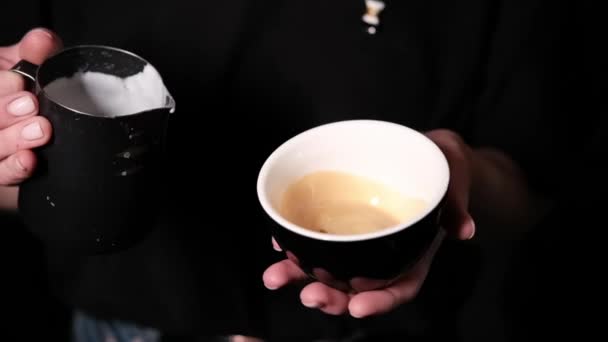 Barista ρίχνει αφρό latte στον καφέ, espresso. δημιουργώντας έναν τέλειο latte art. σκούρα χρώματα, καφενείο. αργή κίνηση - Πλάνα, βίντεο