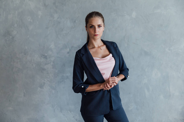 mulher loira na moda em um terno de negócios cinza - Foto, Imagem