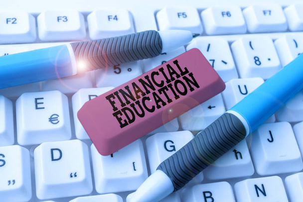 El yazısı tabelası Finansal Eğitim. İş kavramı Finans ve Yatırım gibi parasal alanları anlamak Yeni Hikaye Başlığı, Çevrimiçi Sunum Notları Yazmak - Fotoğraf, Görsel