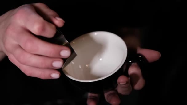 Latte Art von Barista. Milch in Kaffee gießen. Dunkles Kaffeehaus. Zeitlupe - Filmmaterial, Video