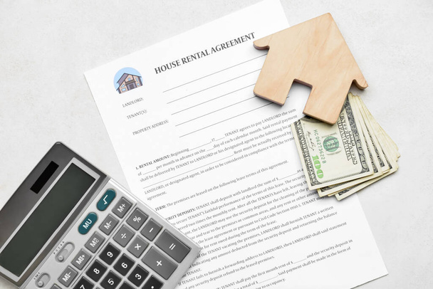 Contrato de aluguel de casa com brinquedo de madeira, notas e calculadora em fundo leve - Foto, Imagem