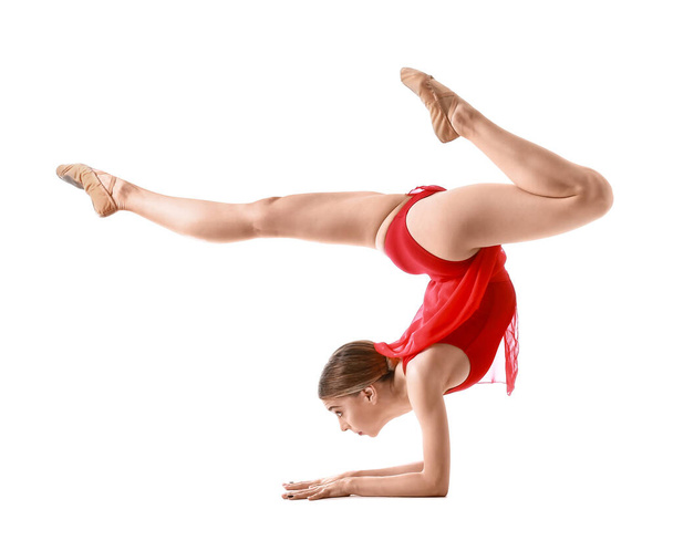 Красива молода жінка робить гімнастику на білому тлі
 - Фото, зображення
