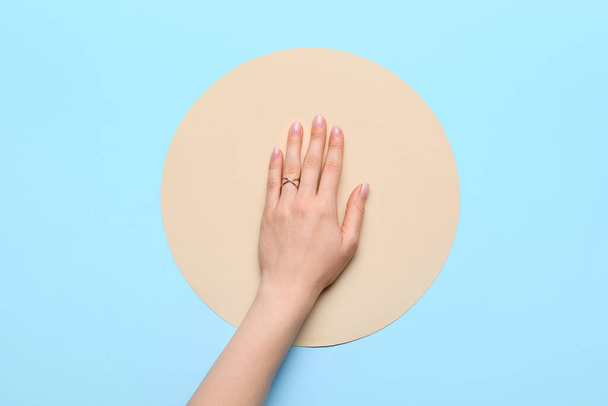 Ženská ruka se stylovou manikúrou a prstenem na barevném pozadí - Fotografie, Obrázek