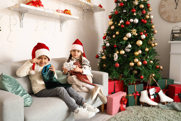 Söpö pienet lapset joulun sukat olohuoneessa - Valokuva, kuva