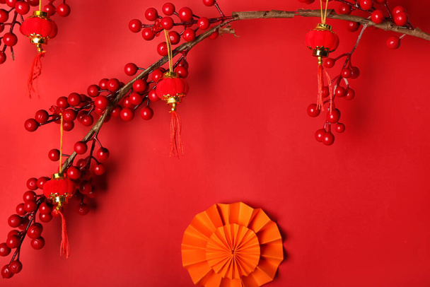 Piękny chiński skład na czerwonym tle - Zdjęcie, obraz