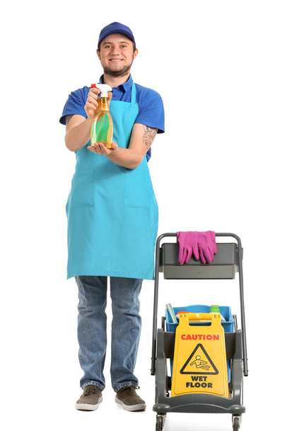 Работник уборки с тележкой на белом фоне - Фото, изображение