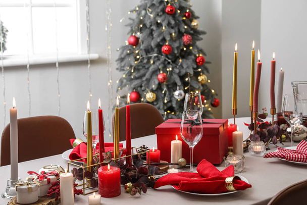 Красивая сервировка рождественского стола с декором в интерьере номера - Фото, изображение