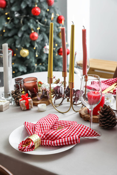 Красива різдвяна обстановка столу з палаючими свічками в кімнаті
 - Фото, зображення