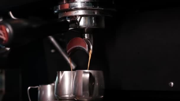 Close-up van Espresso machine maken van koffie in pub, bar, restaurant. Professionele koffie zetten. Cafetaria Restaurant Service Concept. slow motion - Video