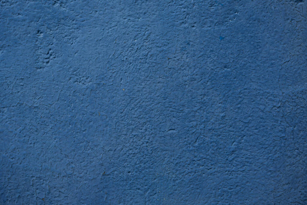 старая железная стена со старой краской, которая стала скучной и ржавой из-за времени и погодных условий. крупным планом. можно использовать в качестве фотофона - Фото, изображение