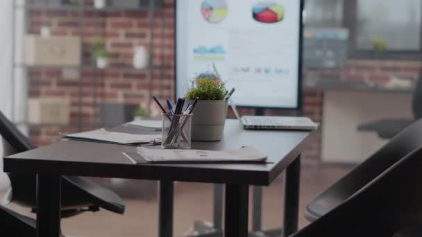 Primer plano del escritorio vacío utilizado para la reunión de negocios en la oficina - Metraje, vídeo