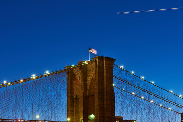 zblízka pilíře brooklyn bridge s příznakem v noci - Fotografie, Obrázek