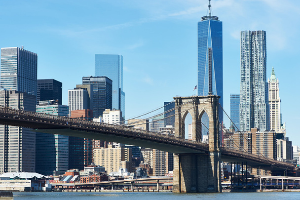 Brooklyn Köprüsü aşağı manhattan skyline ile - Fotoğraf, Görsel