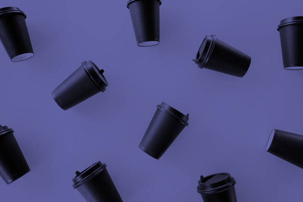 Vuoden väri 2022 - Erittäin Peri. Kierrätän vielä kahvikuppeja. Valikoiva keskittyminen. Laiva kuppi kuumaa juomaa, nouto pois. Kertakäyttökuppi. Minimalistinen tyyli - Valokuva, kuva