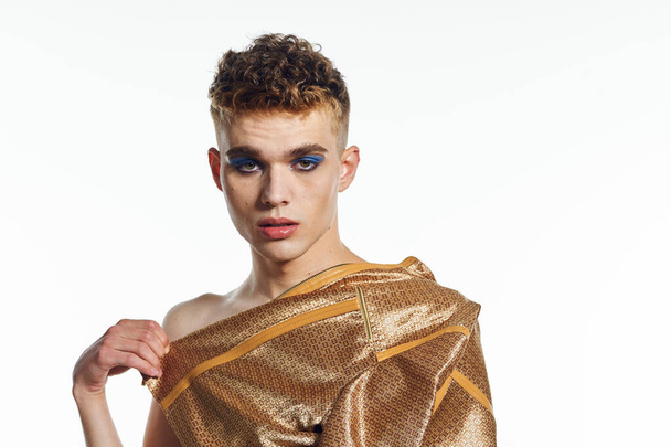 hombre con maquillaje femenino transexual posando moda lgbt la comunidad - Foto, imagen
