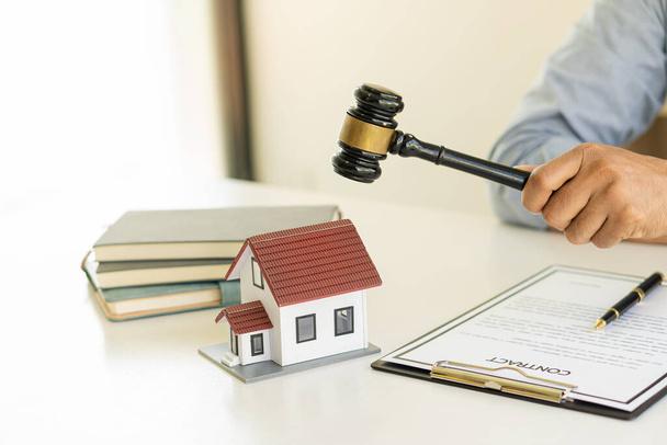 Home dealers hold a hammer on the idea of a real estate court ruling or property auction. - Foto, imagen