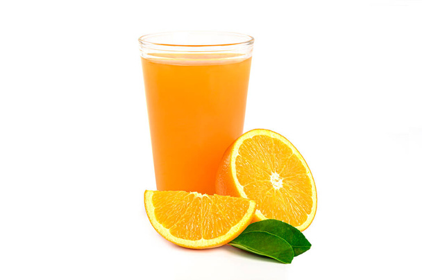 Vaso de jugo de naranja 100% con frutas en rodajas y hojas verdes aisladas sobre fondo blanco - Foto, imagen