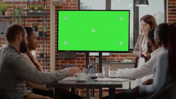 Työtoverit käyttävät eristettyä vihreää näyttöä näytöllä - Materiaali, video