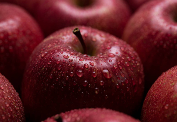 画面中にりんごがたくさん広がっています。食べ物の背景。水の滴とリンゴ.  - 写真・画像