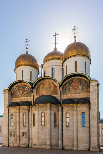 The Dormition Cathedral in Moscow Kremlin, also known as the Assumption Cathedral or Cathedral of the Assumption. Cathedral of Dormition is Russian Orthodox church dedicated to Dormition of Theotokos - Foto, afbeelding