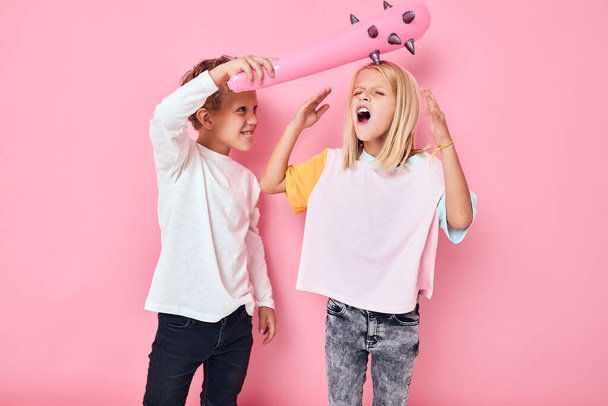 grappig kids speelgoed stokje entertainment roze achtergrond - Foto, afbeelding